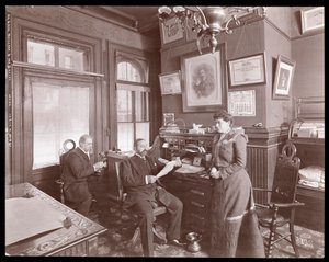 Il signor e la signora Maillard e il signor Davitt in un ufficio della fabbrica di cioccolato Maillard, 1902